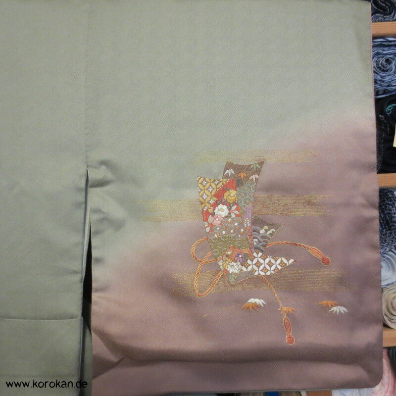 Farbverlauf und Tanzaku Stickereien Homongi Seidendamast Kimono