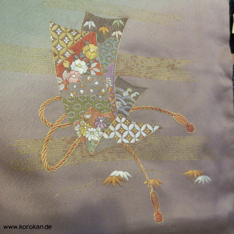 Farbverlauf und Tanzaku Stickereien Homongi Seidendamast Kimono