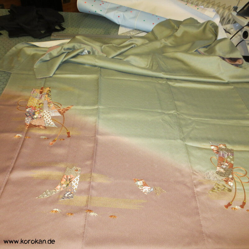 Farbverlauf und Tanzaku Stickereien Homongi Seidendamast Kimono