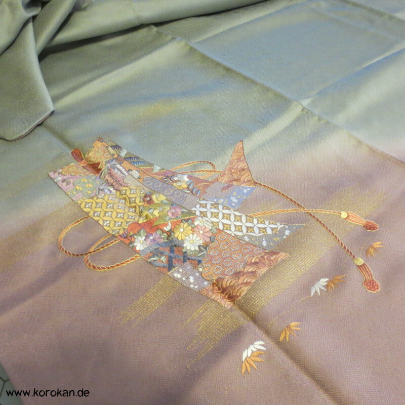 Farbverlauf und Tanzaku Stickereien Homongi Seidendamast Kimono