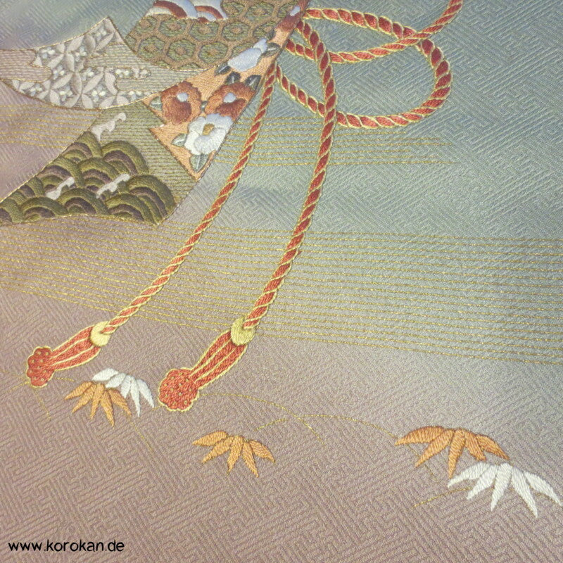 Farbverlauf und Tanzaku Stickereien Homongi Seidendamast Kimono