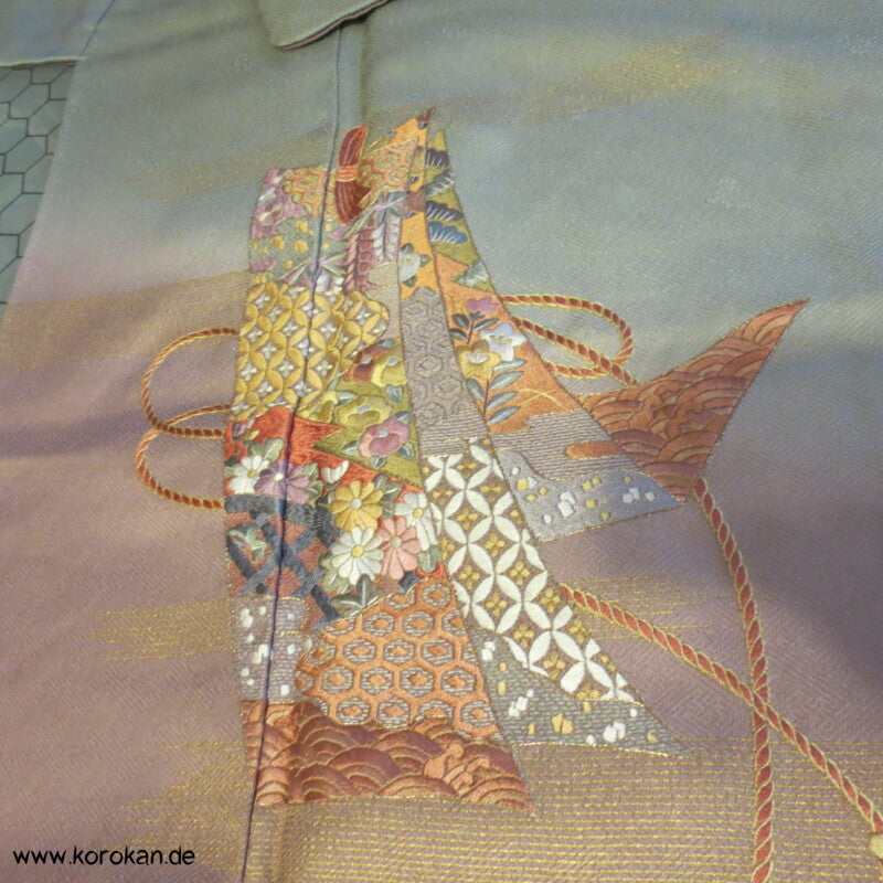 Farbverlauf und Tanzaku Stickereien Homongi Seidendamast Kimono