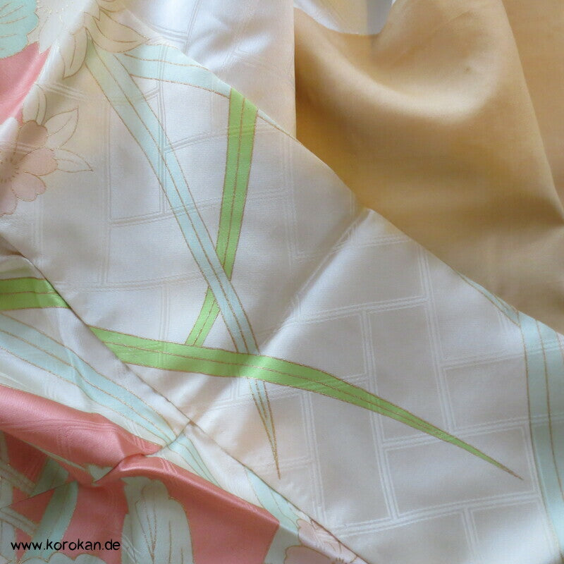 pastelliger Furisode, goldene Reisähren, Blumen, Higaki Rinzu Seiden Damast