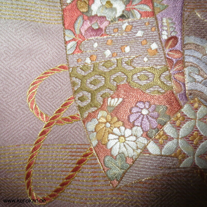 Farbverlauf und Tanzaku Stickereien Homongi Seidendamast Kimono