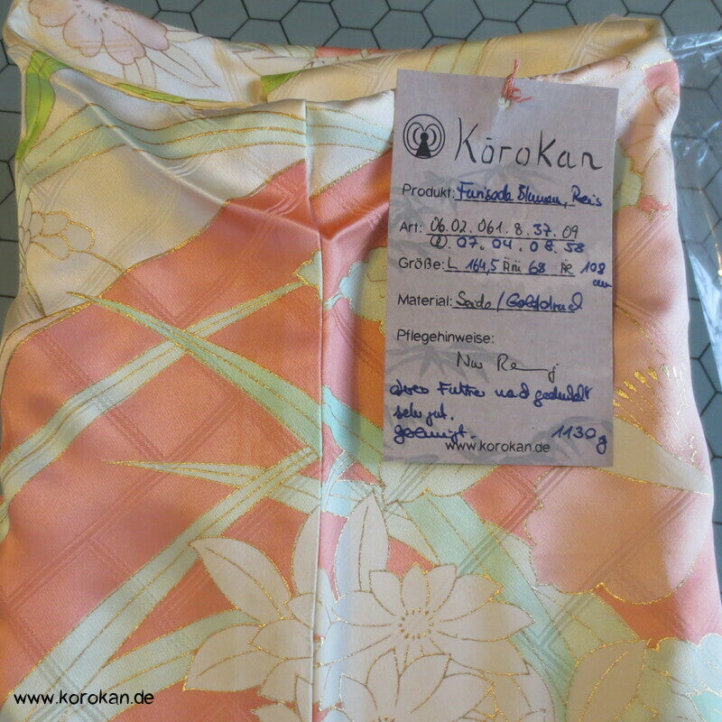 pastelliger Furisode, goldene Reisähren, Blumen, Higaki Rinzu Seiden Damast