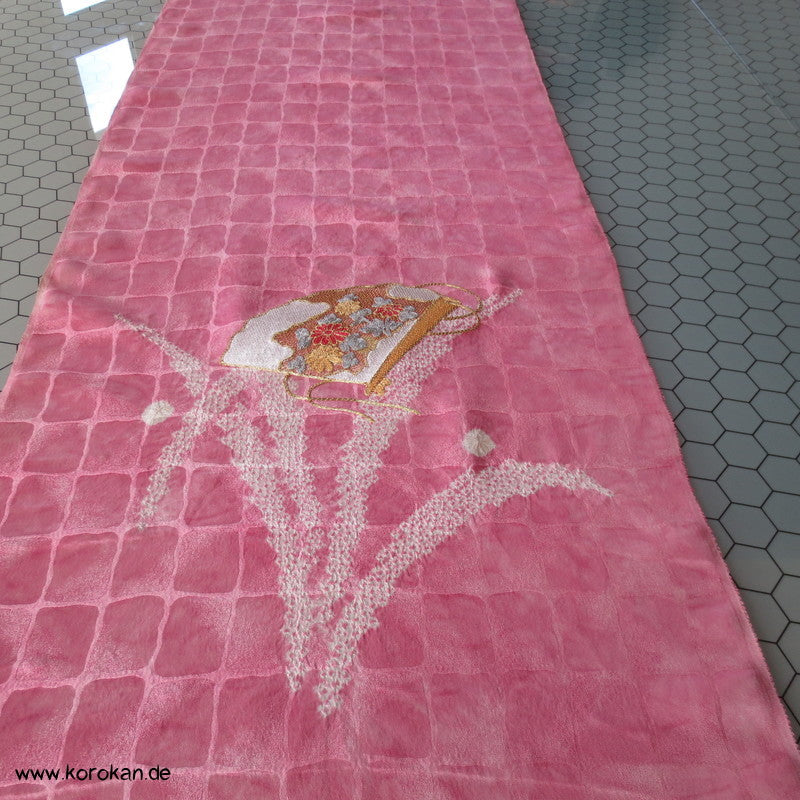 üppige Fächer-Stickerei mit Shibori auf rosa, Tanmono