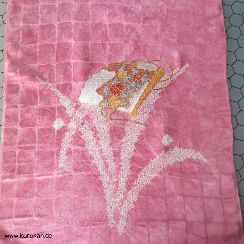 üppige Fächer-Stickerei mit Shibori auf rosa, Tanmono