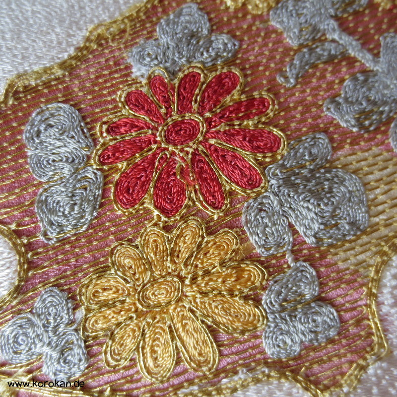 üppige Fächer-Stickerei mit Shibori auf rosa, Tanmono
