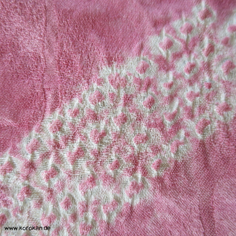 üppige Fächer-Stickerei mit Shibori auf rosa, Tanmono
