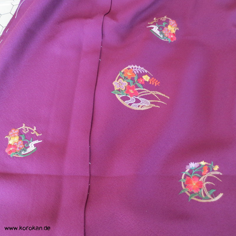 lila Seidencrepe mit Stickerei Rondellen Furisode Kimono Karieba