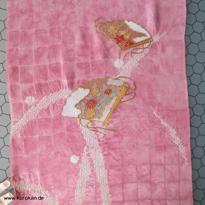 üppige Fächer-Stickerei mit Shibori auf rosa, Tanmono