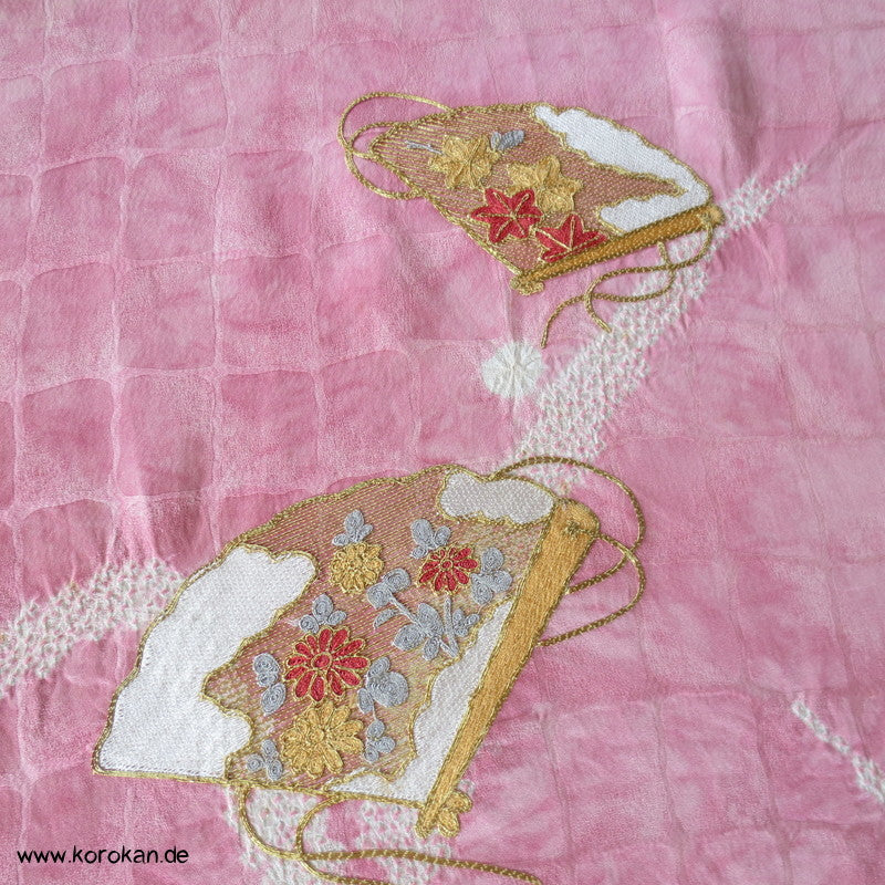 üppige Fächer-Stickerei mit Shibori auf rosa, Tanmono