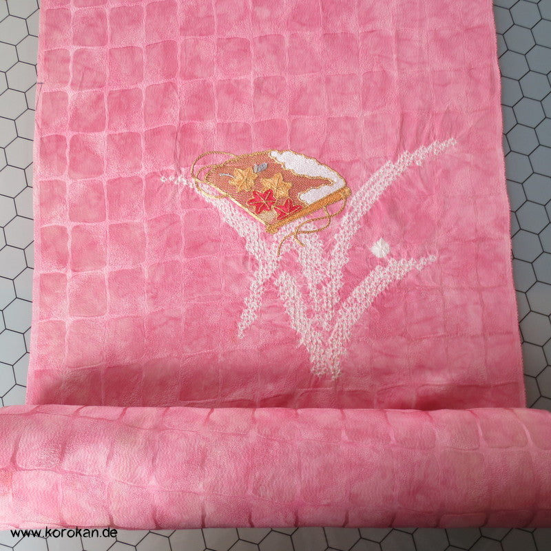 üppige Fächer-Stickerei mit Shibori auf rosa, Tanmono