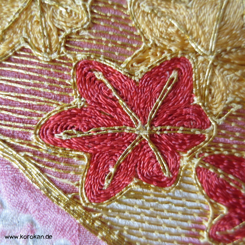 üppige Fächer-Stickerei mit Shibori auf rosa, Tanmono