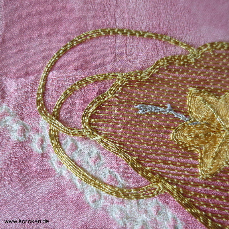 üppige Fächer-Stickerei mit Shibori auf rosa, Tanmono