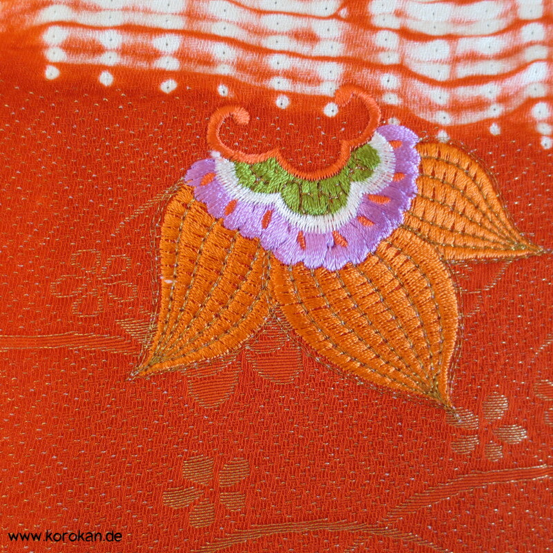 Mädchen Shibori und Stickerei Furisode Karieba