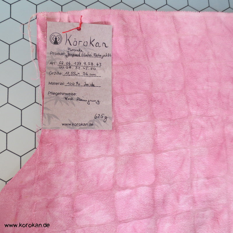 üppige Fächer-Stickerei mit Shibori auf rosa, Tanmono