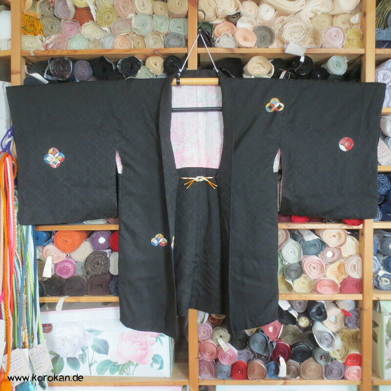 bunte Shippo auf schwarzer Matzukawabishi Seide Haori, bestickt