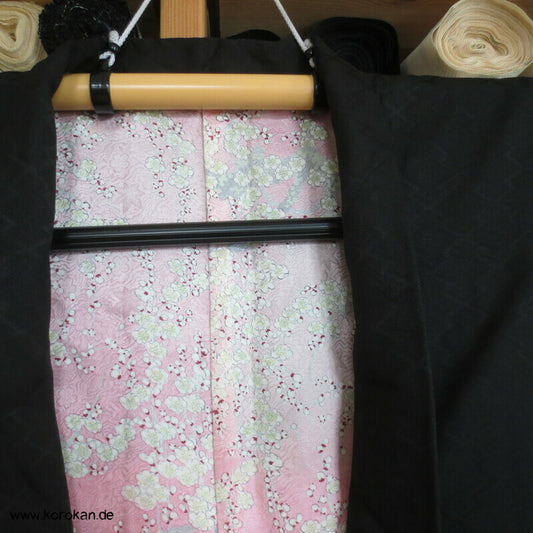 bunte Shippo auf schwarzer Matzukawabishi Seide Haori, bestickt