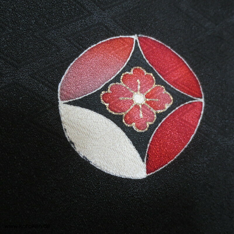 bunte Shippo auf schwarzer Matzukawabishi Seide Haori, bestickt