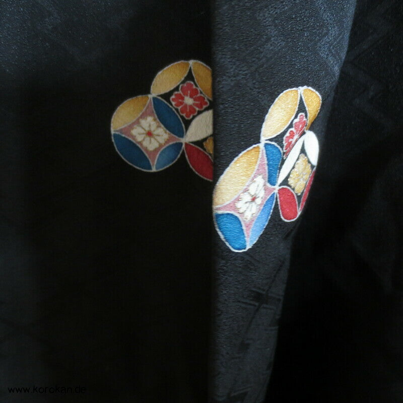 bunte Shippo auf schwarzer Matzukawabishi Seide Haori, bestickt