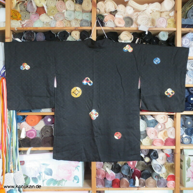 bunte Shippo auf schwarzer Matzukawabishi Seide Haori, bestickt