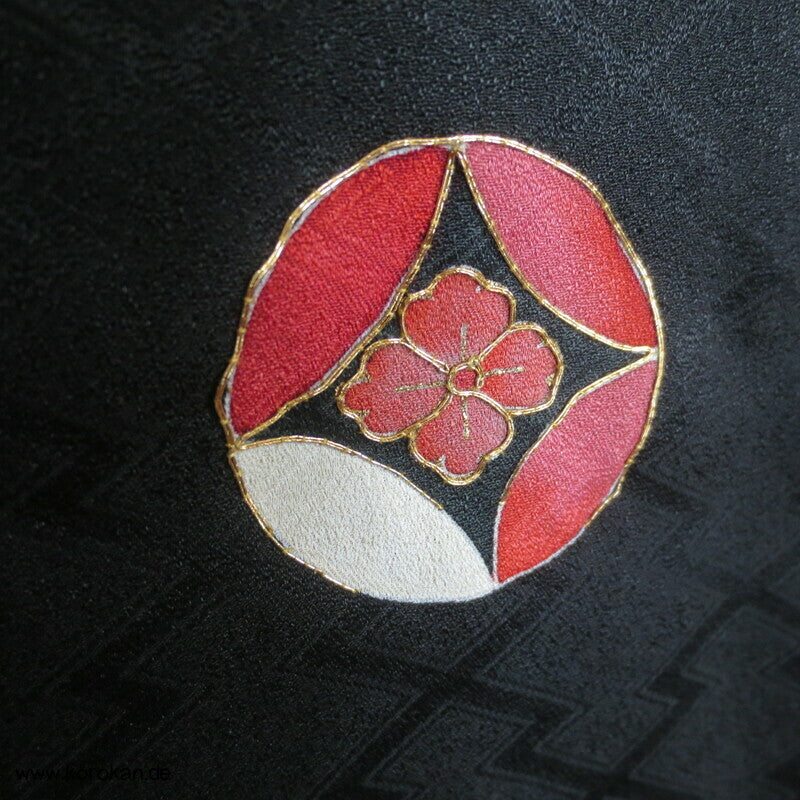 bunte Shippo auf schwarzer Matzukawabishi Seide Haori, bestickt