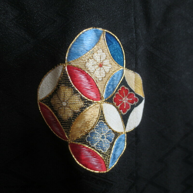 bunte Shippo auf schwarzer Matzukawabishi Seide Haori, bestickt