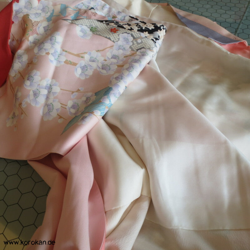 Noshi Muster mit Pfau / Federn Furisode Seiden Crepe Satin Kimono