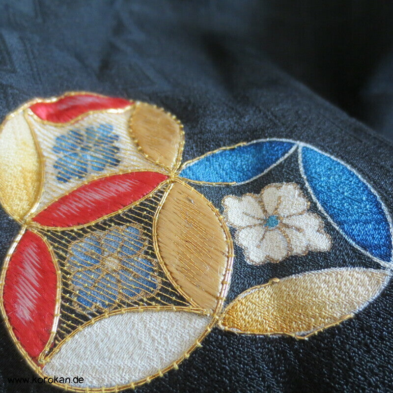 bunte Shippo auf schwarzer Matzukawabishi Seide Haori, bestickt