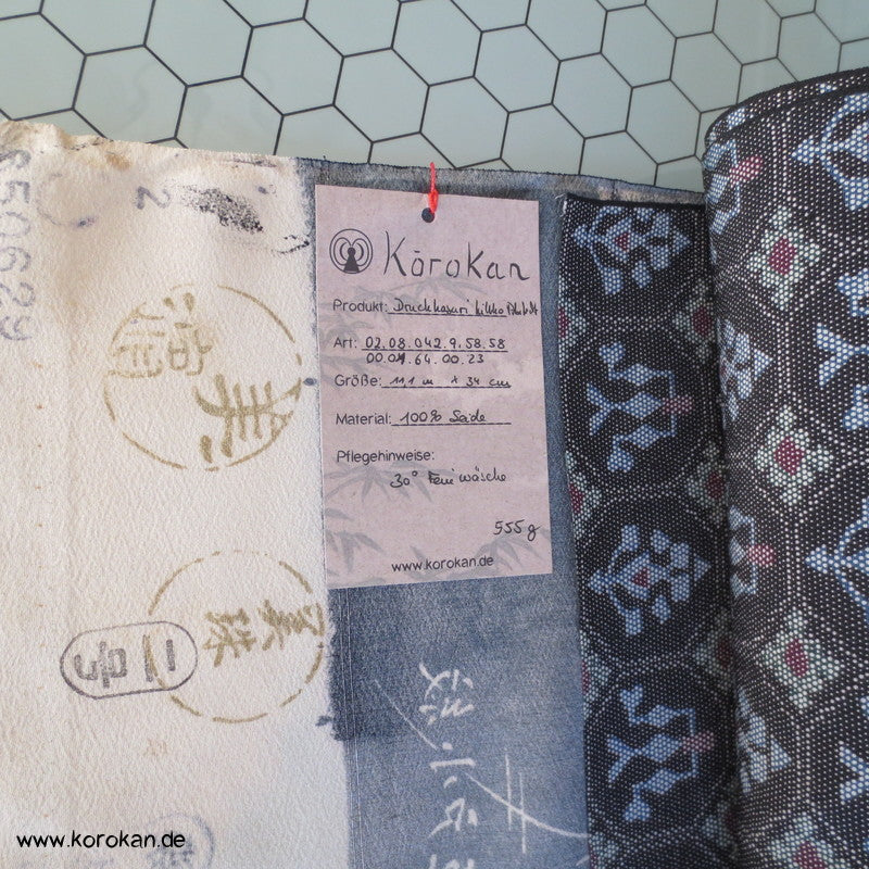 Kikko Abstrakt Druckkasuri Kimono Seidencrepe