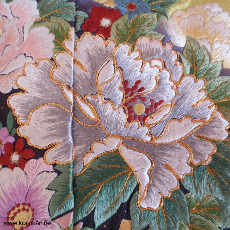 gestickte Enbleme Furisode Karieba