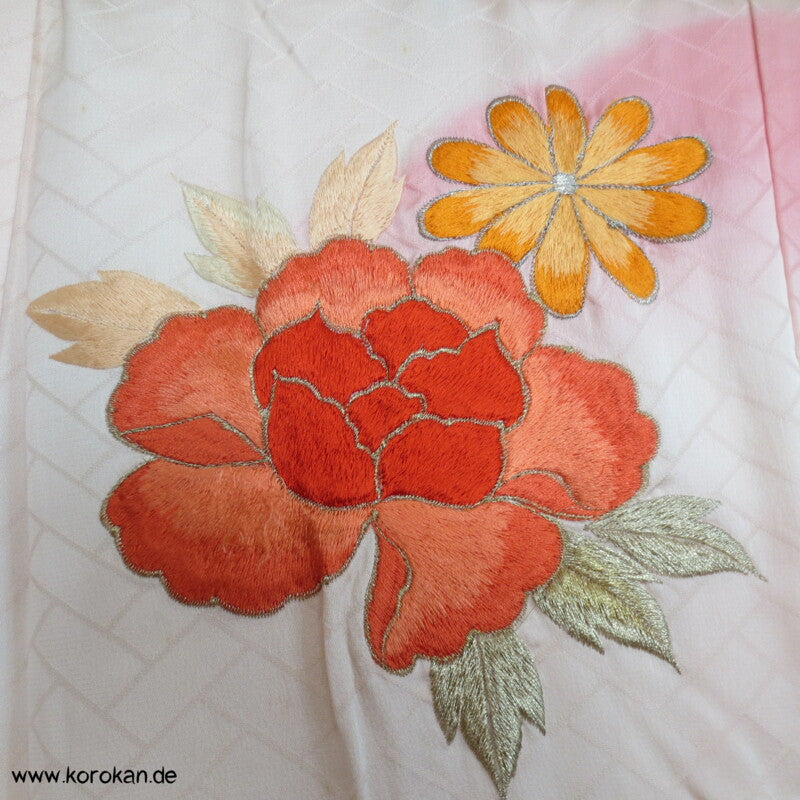 schöne Pfingstrosenstickereien Furisode - nur als Material