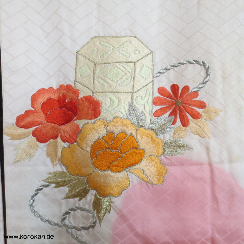 schöne Pfingstrosenstickereien Furisode - nur als Material