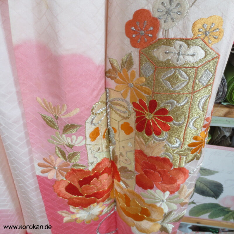 schöne Pfingstrosenstickereien Furisode - nur als Material