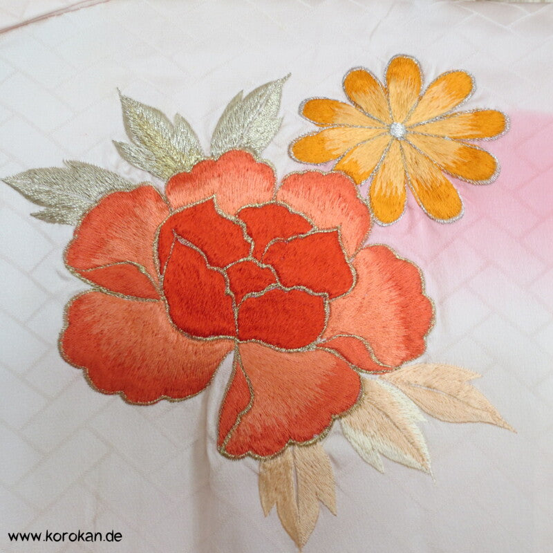 schöne Pfingstrosenstickereien Furisode - nur als Material