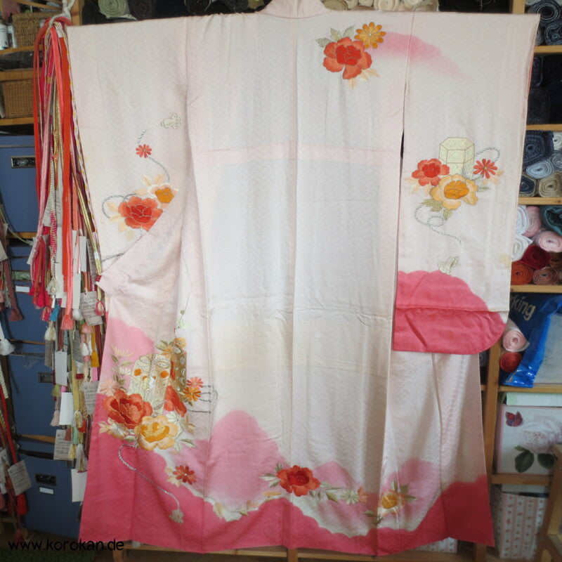 schöne Pfingstrosenstickereien Furisode - nur als Material