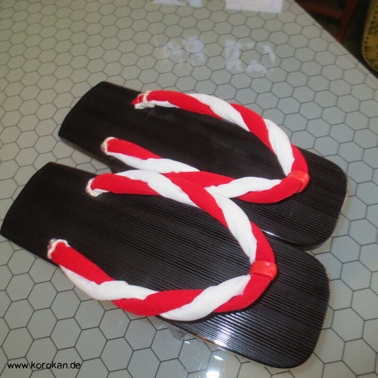 Vintage unbenutzte große hohe Geta - leichtes Holz, schwarzer Lack, rot - weiße Riemen