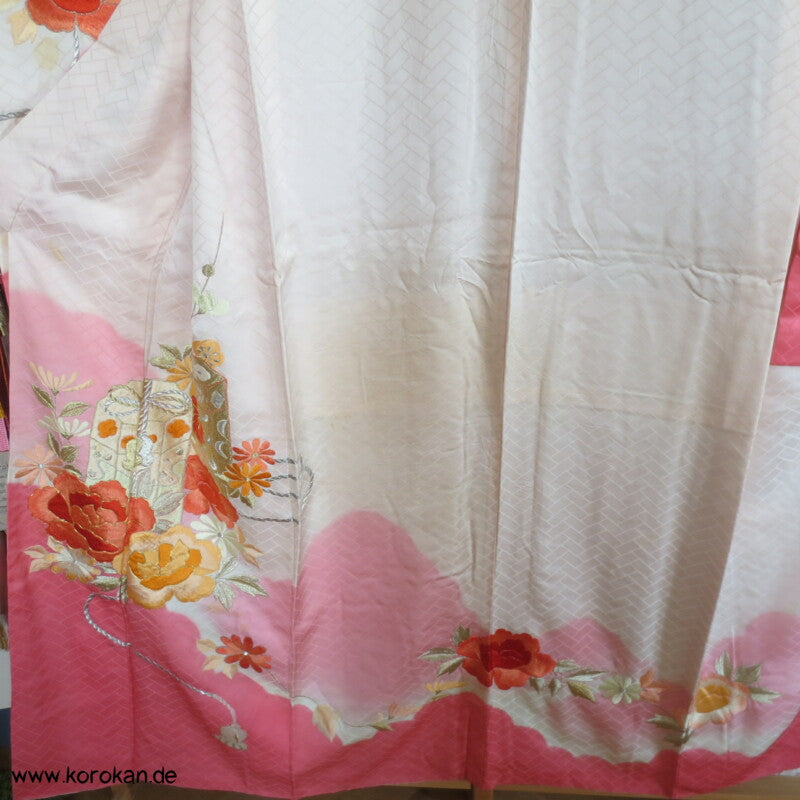 schöne Pfingstrosenstickereien Furisode - nur als Material