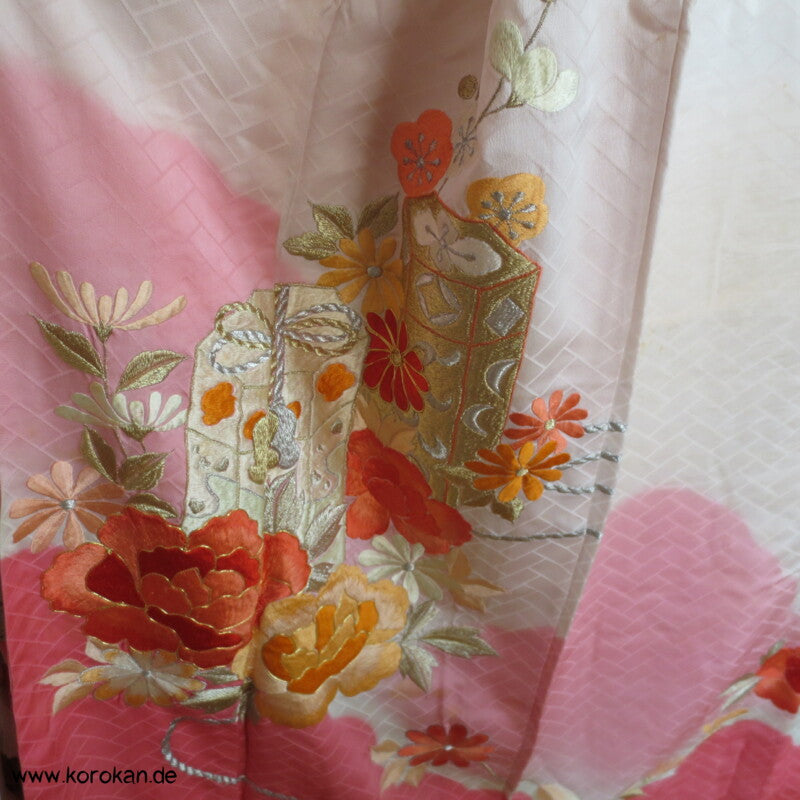 schöne Pfingstrosenstickereien Furisode - nur als Material