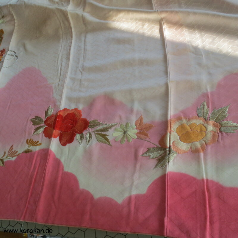 schöne Pfingstrosenstickereien Furisode - nur als Material