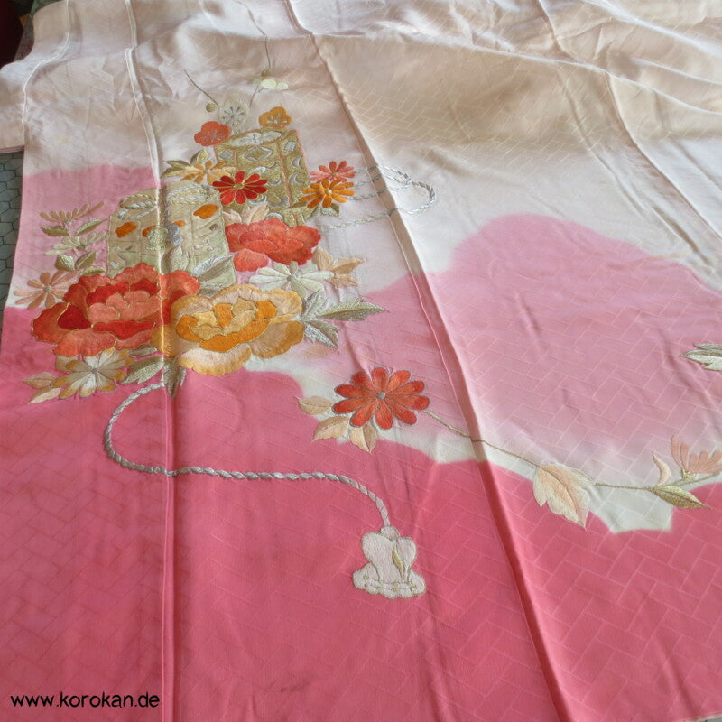 schöne Pfingstrosenstickereien Furisode - nur als Material