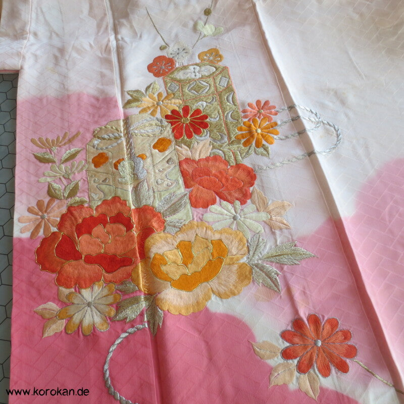 schöne Pfingstrosenstickereien Furisode - nur als Material