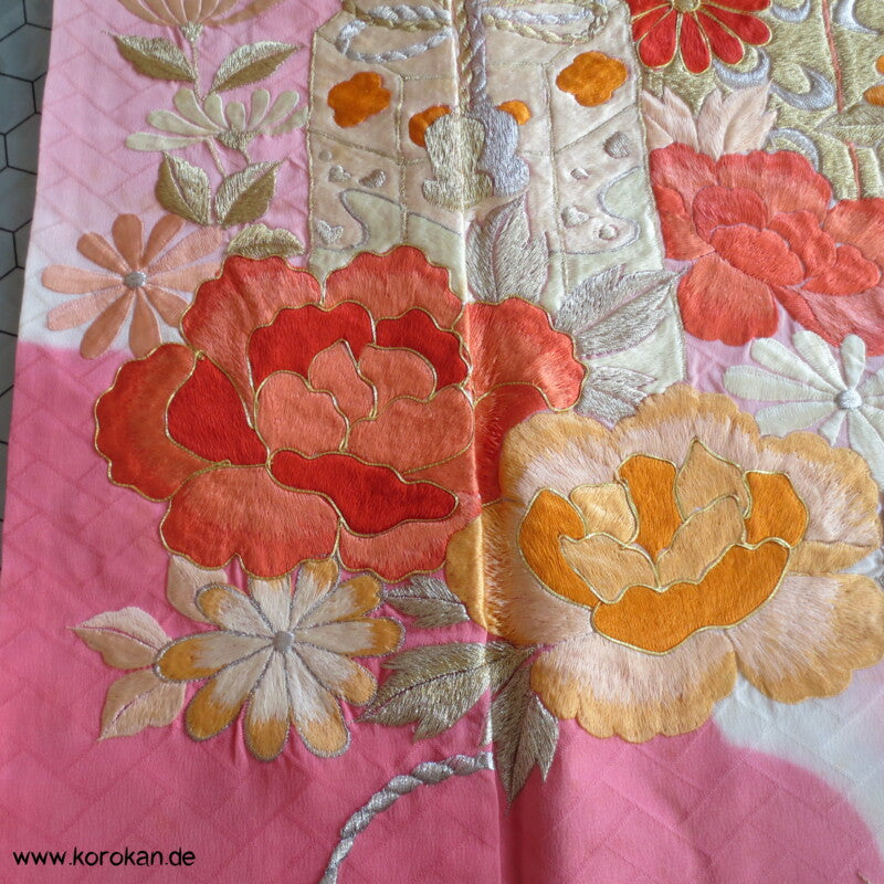 schöne Pfingstrosenstickereien Furisode - nur als Material