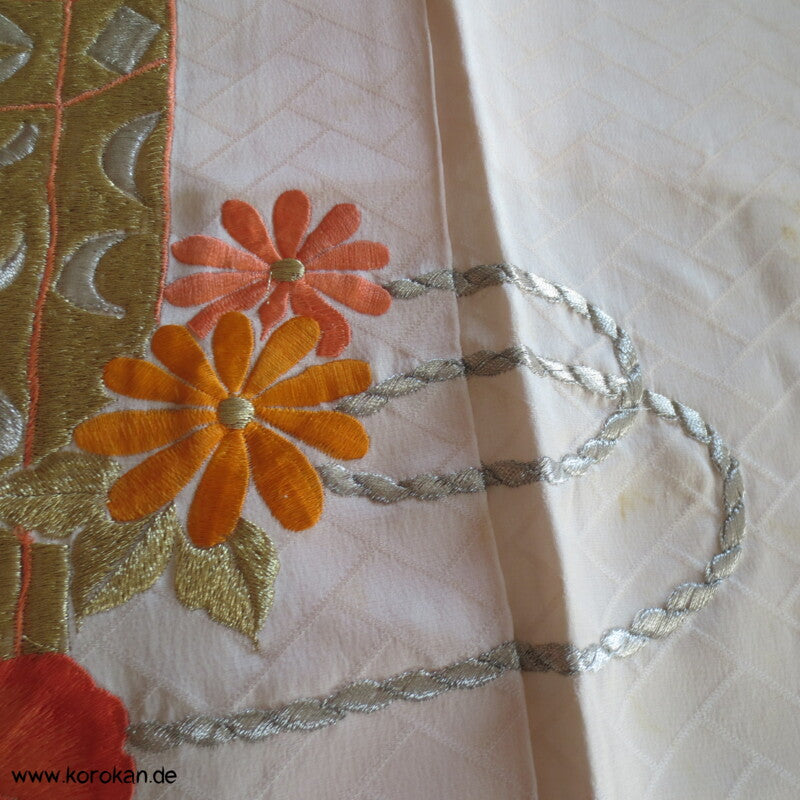 schöne Pfingstrosenstickereien Furisode - nur als Material