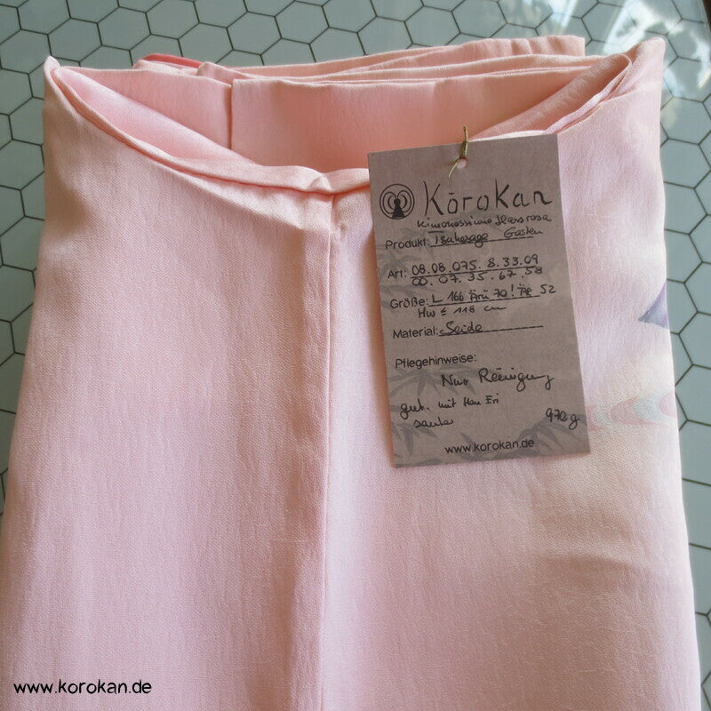 Kimonossimo Tsukesage Seidenatlas mit Gartenhäuschen und Landschaft