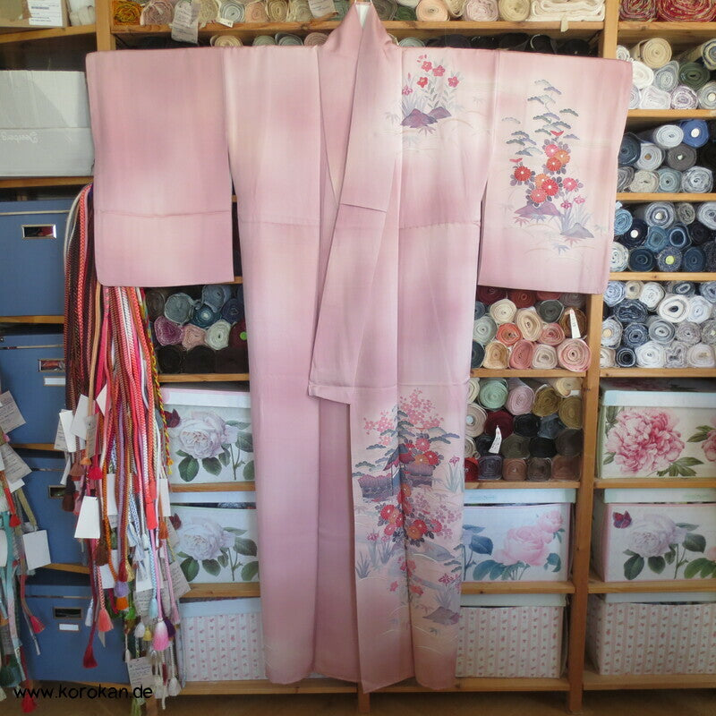Tsukesage Seidencrepe Kimono mit Gartentor, Blüten und Fluss, teilbestickt