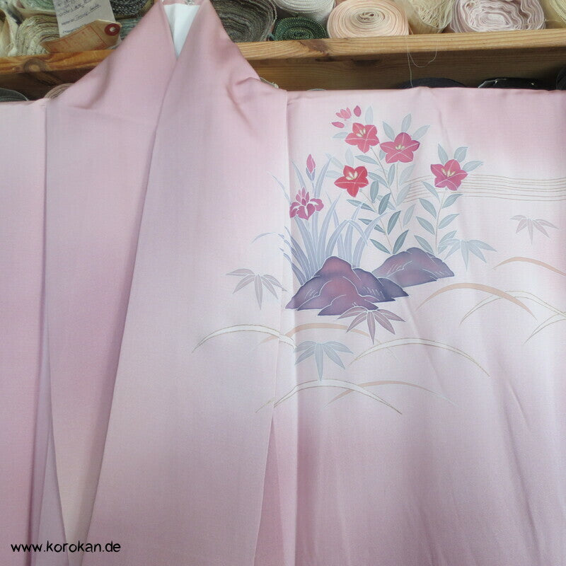 Tsukesage Seidencrepe Kimono mit Gartentor, Blüten und Fluss, teilbestickt