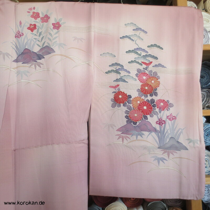 Tsukesage Seidencrepe Kimono mit Gartentor, Blüten und Fluss, teilbestickt