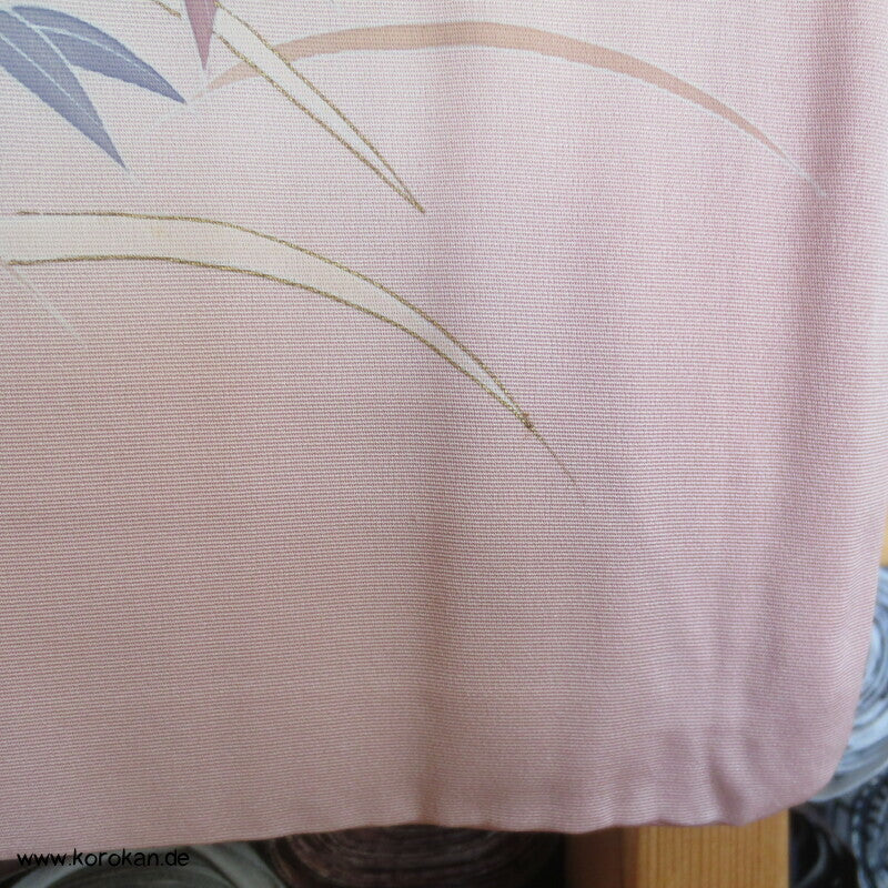 Tsukesage Seidencrepe Kimono mit Gartentor, Blüten und Fluss, teilbestickt